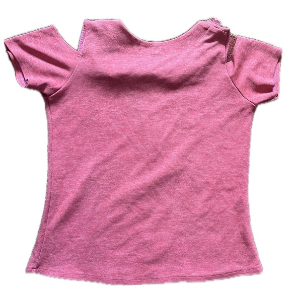 Pink XS blouse with peekaboo shoulders and floral detailing on the neck. - Picture 2 of 3